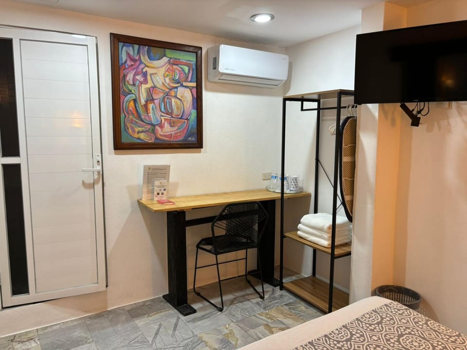 Decorative detail, Seating area, internet, air conditioner