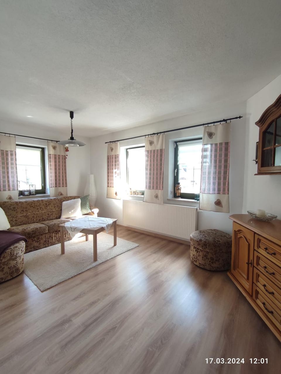 Living room, Photo of the whole room