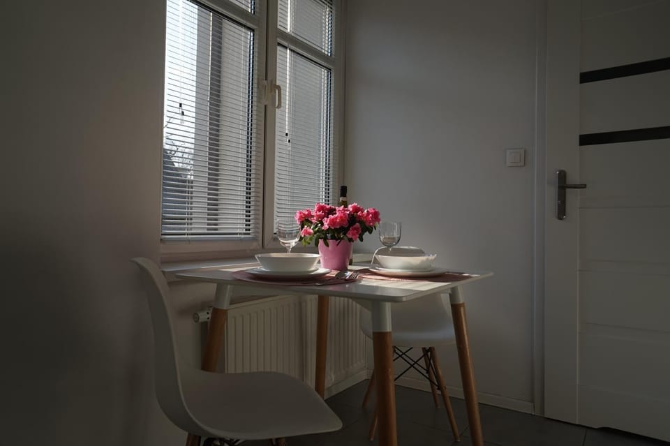 Photo of the whole room, Dining area