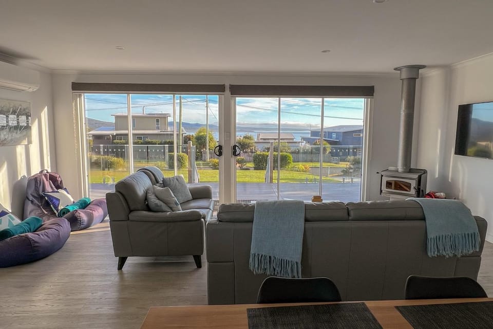 View (from property/room), Living room, Photo of the whole room, Garden view, Mountain view, Sea view, Street view, Quiet street view, flat iron