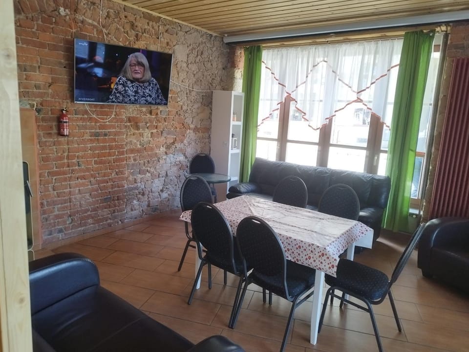 TV and multimedia, Living room, Seating area, Dining area