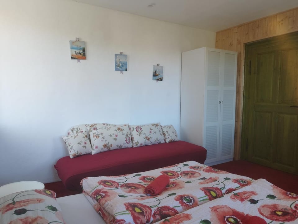 Bed, Photo of the whole room, wardrobe