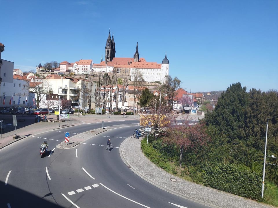 Day, Natural landscape, City view, Landmark view, Street view, Location, Parking