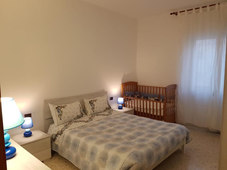 Bedroom, cot