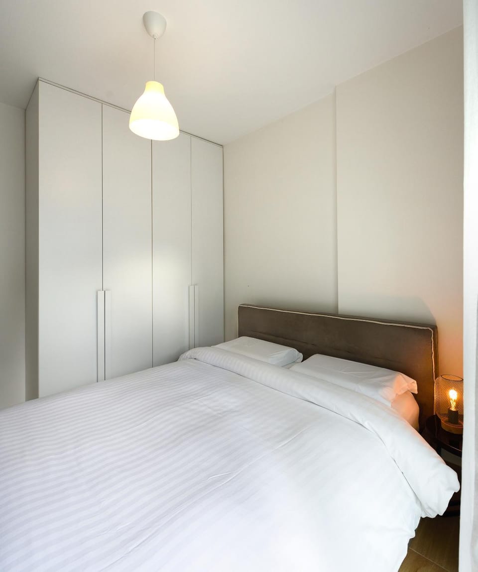Twin Superior Suites-2nd floor-balcony-250m metro station Apartment in Thessaloniki