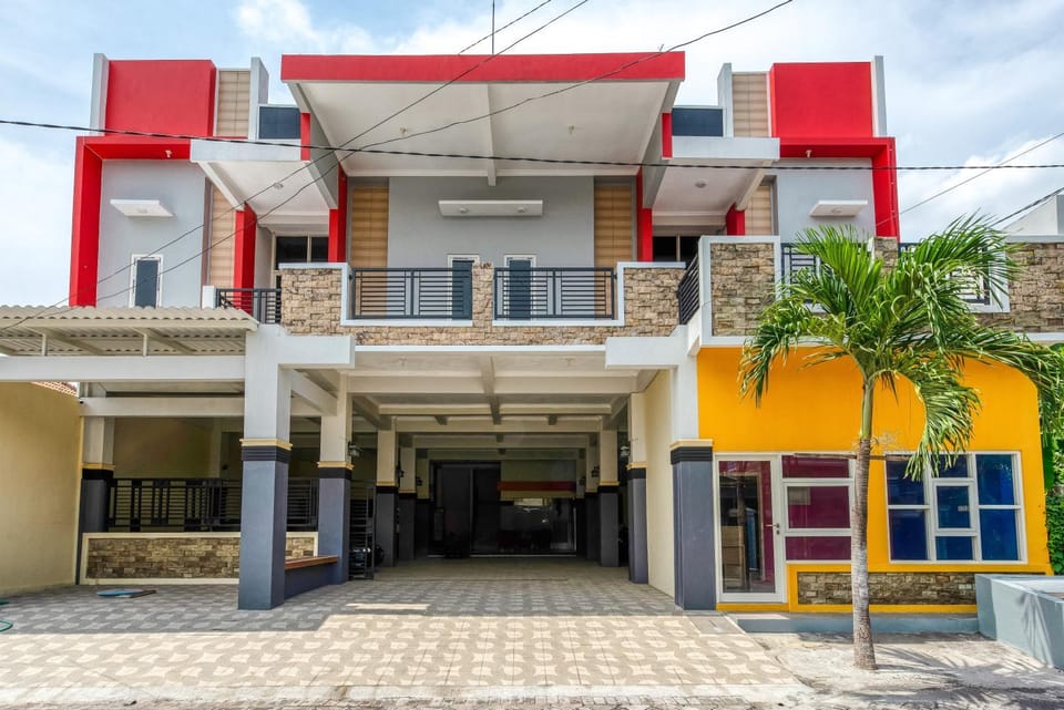 RedDoorz Syariah @ Kertomenanggal Surabaya Bed and Breakfast in Surabaya
