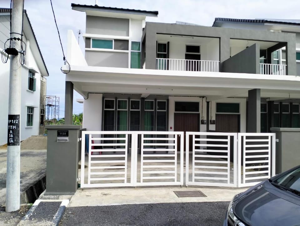 Property building, Facade/entrance, Off site, Balcony/Terrace, Balcony/Terrace, Family, Family, Parking