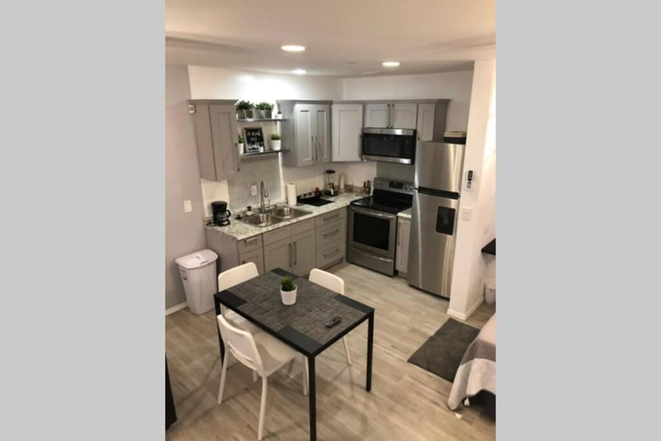 Kitchen or kitchenette, Dining area, minibar, pet friendly, stove