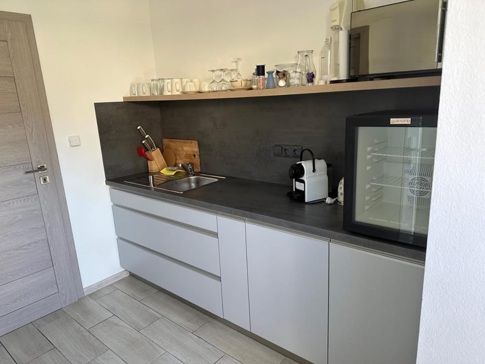 Coffee/tea facilities, Kitchen or kitchenette, stove