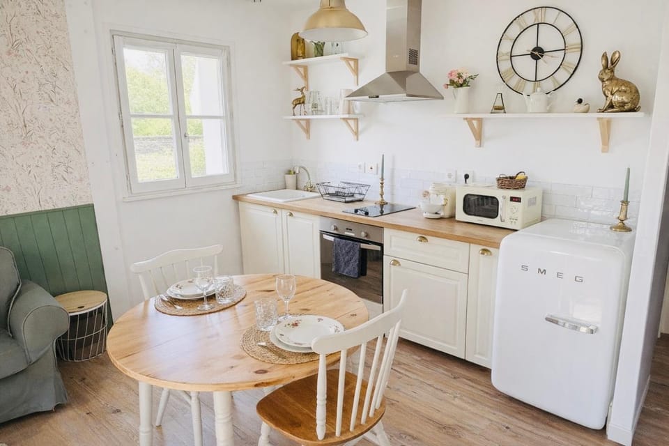 Kitchen or kitchenette, Dining area, oven, stove