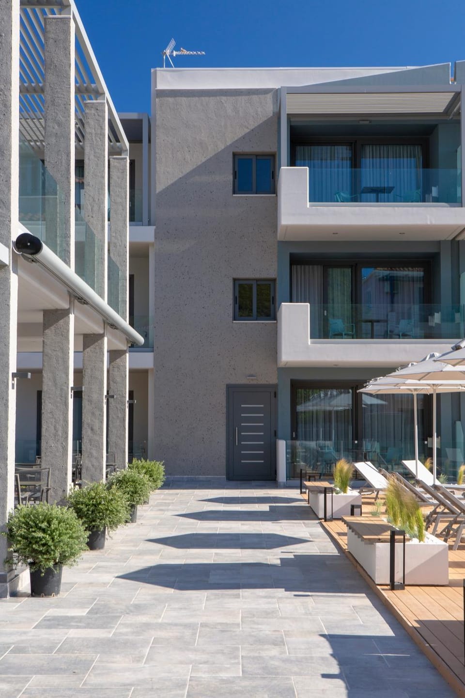 Facade/entrance, Swimming pool