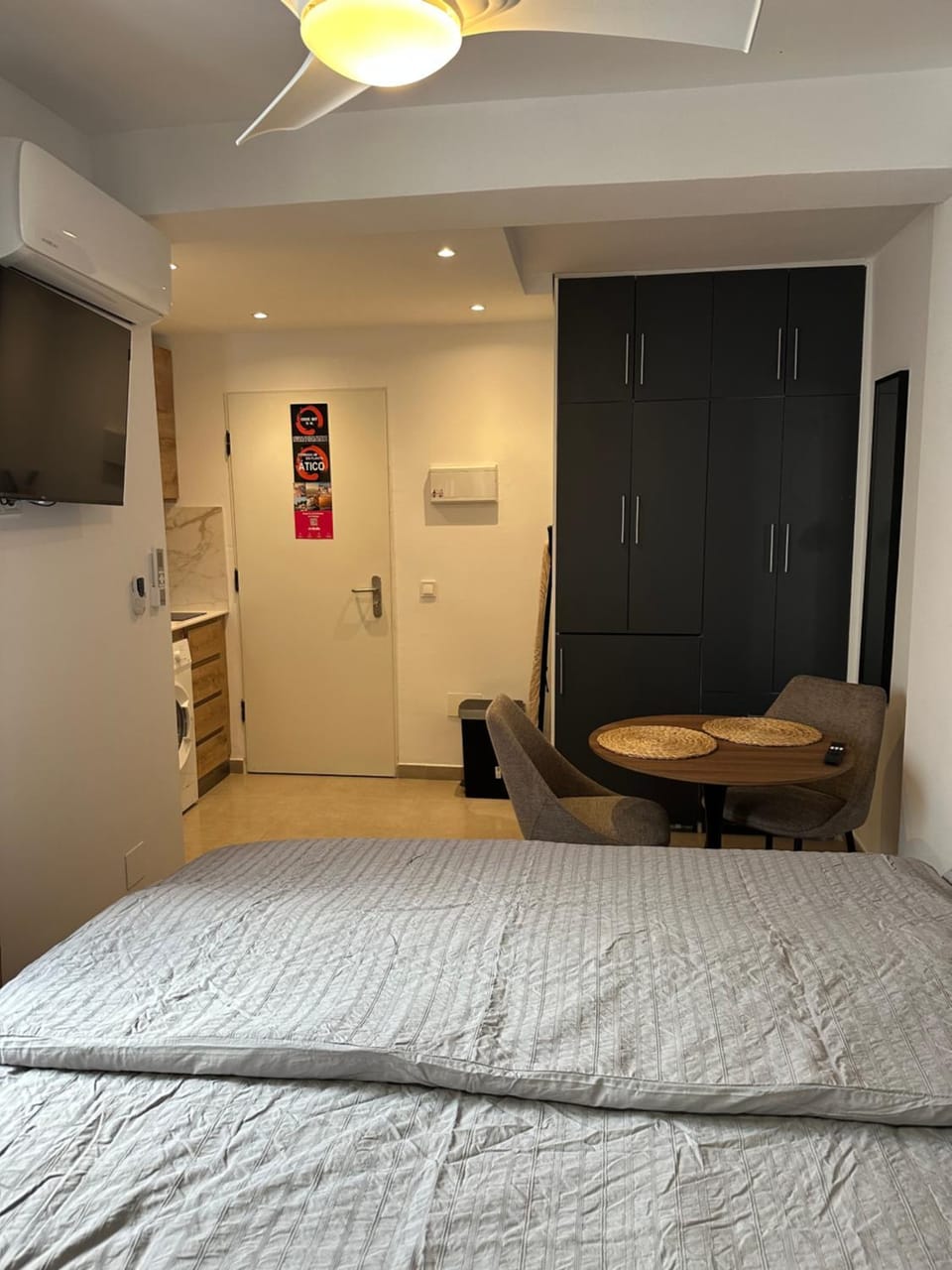 Bed, Dining area