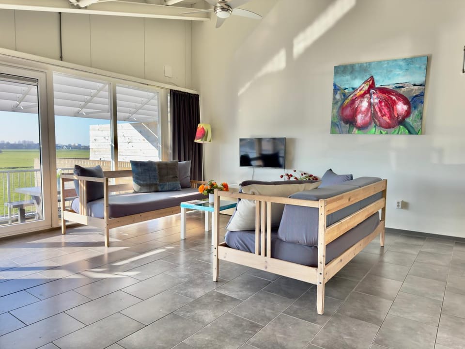 TV and multimedia, Seating area