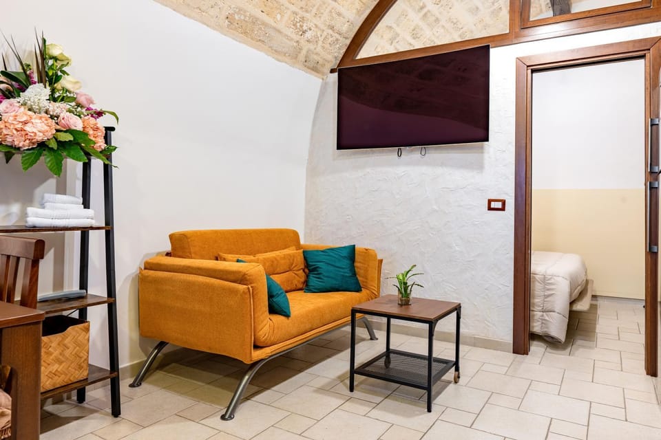 Bed, TV and multimedia, Living room, Seating area