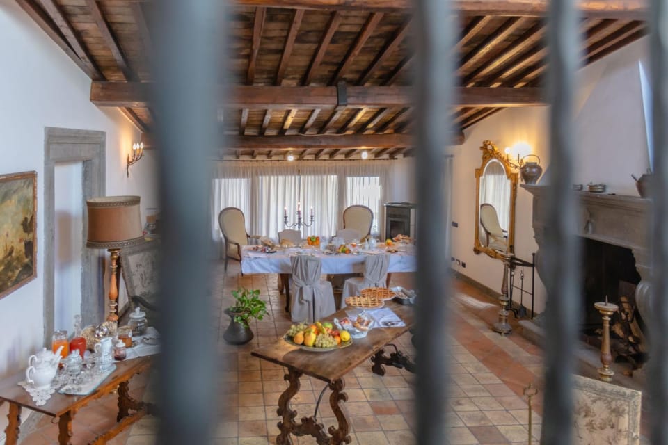 Lounge or bar, Food and drinks