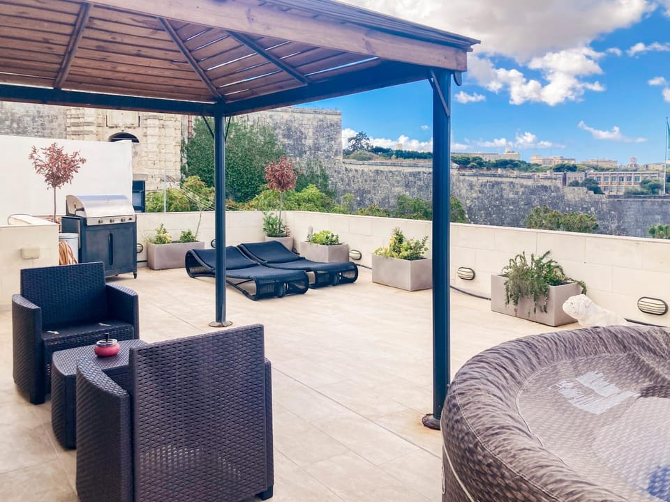 Patio, Day, BBQ facilities, View (from property/room), Balcony/Terrace, Balcony/Terrace, Seating area