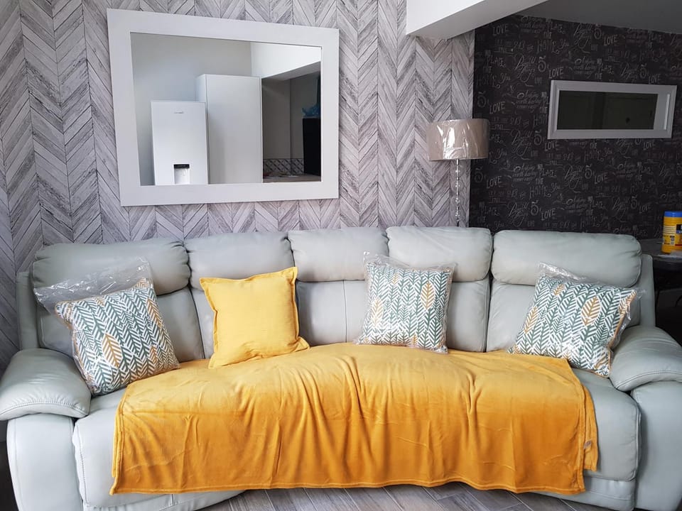 Swindon Theobald House - Recently Refurbished House in Swindon