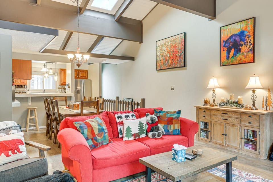 1 Mi to Diamond Peak Ski Resort: Forest-View Condo House in Incline Village