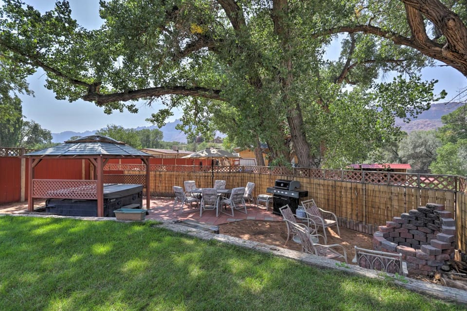 'Rustic Retreat' Moab Townhome w/ Grill & Fire Pit House in Utah