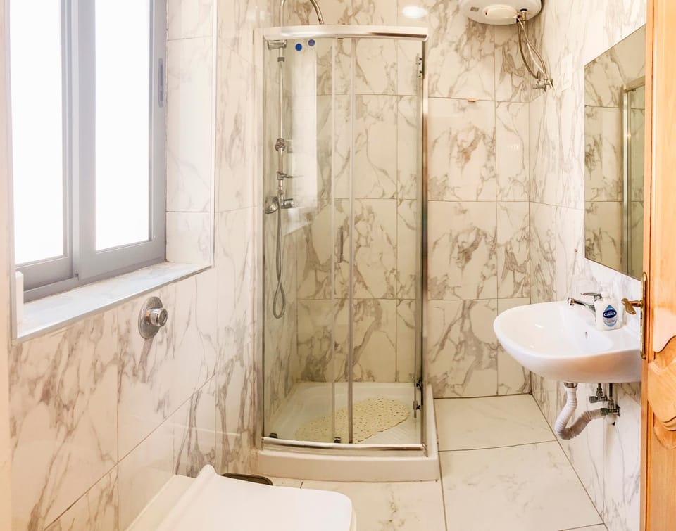 Shower, Toilet, Bathroom, bidet, towels