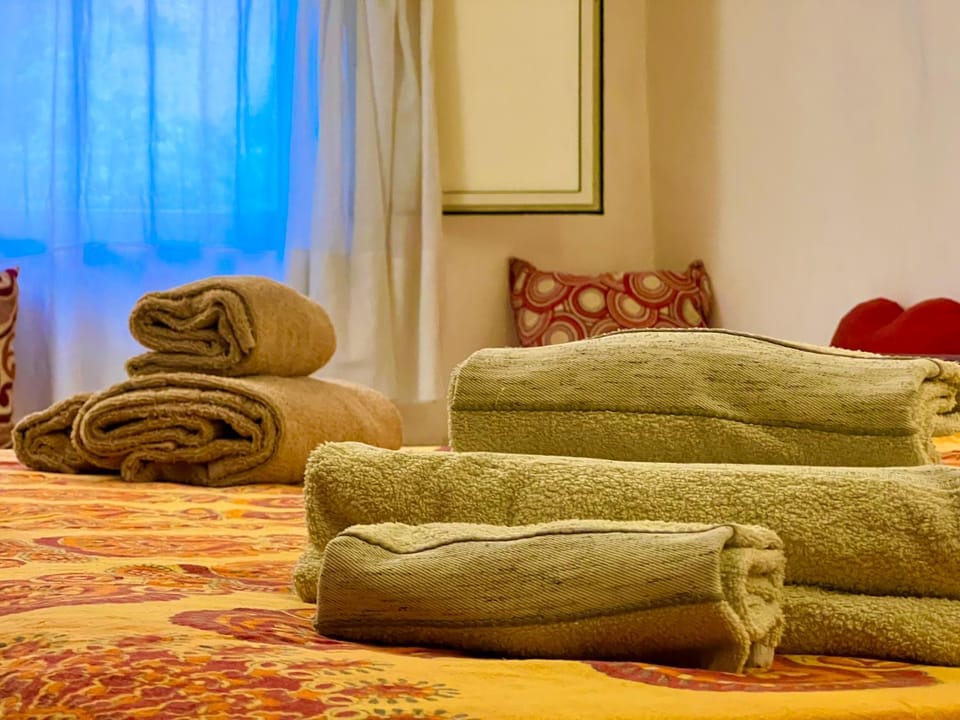 Bed, Bedroom, towels