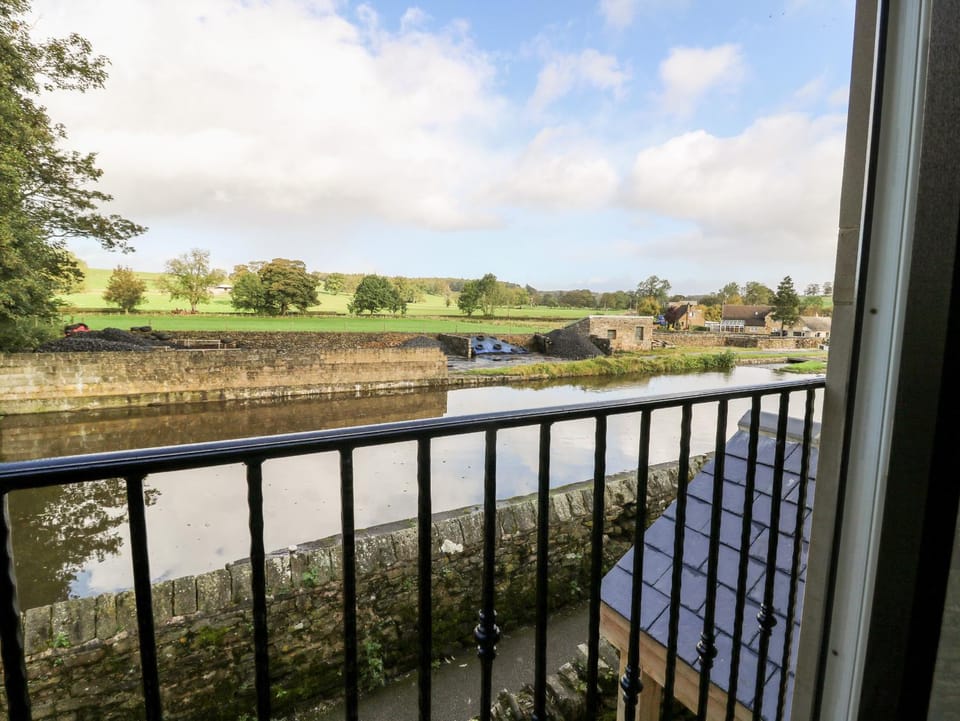 Lock View - Nordic Spa House in Craven District