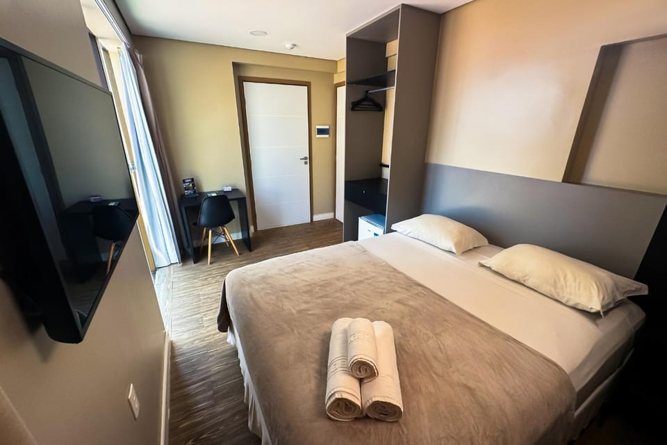 Bed, TV and multimedia, Photo of the whole room, Bedroom, towels, wardrobe