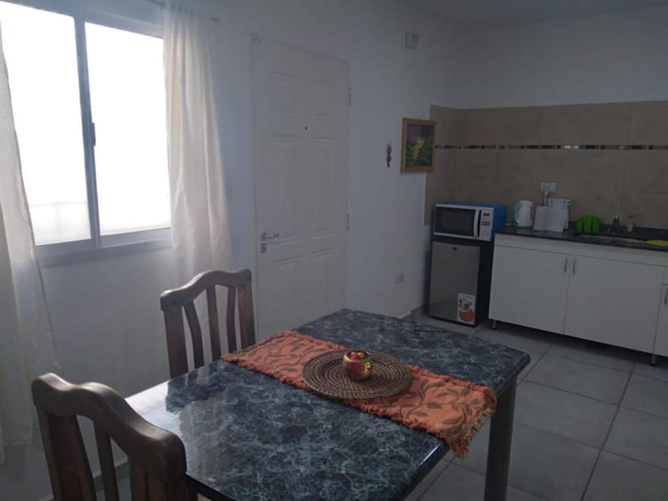 Kitchen or kitchenette, Dining area, minibar, oven