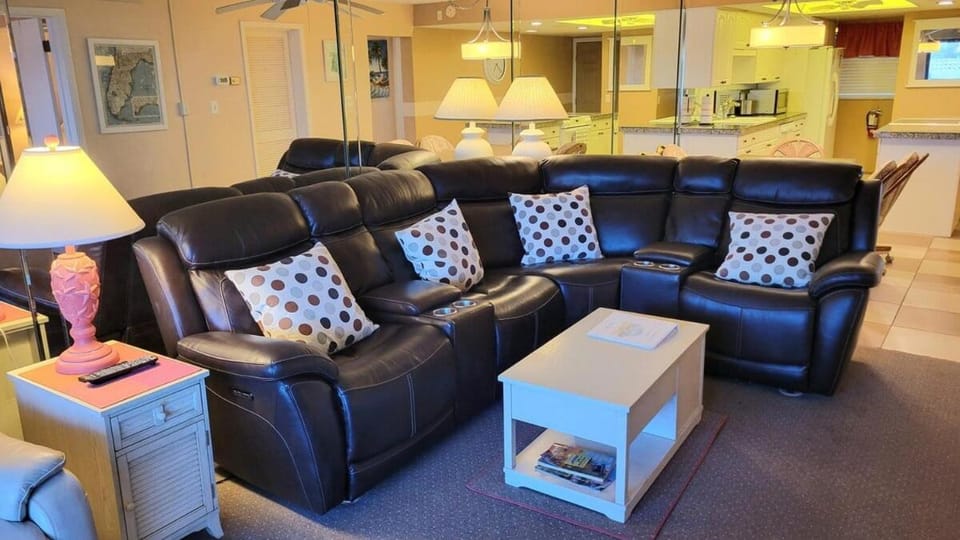 107 - 2/2 Poolside Ocean View Apartment in Edgewater