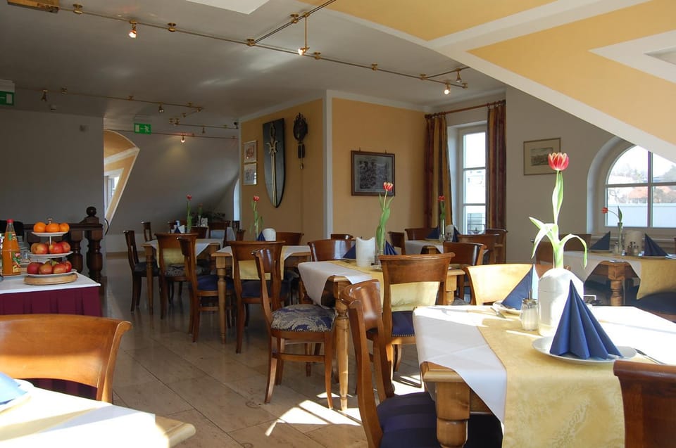 Restaurant/places to eat, Day, Food and drinks