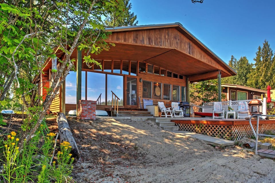 Newport Cabin w/ Lakefront Private Porch & Grill! Cabin in Washington