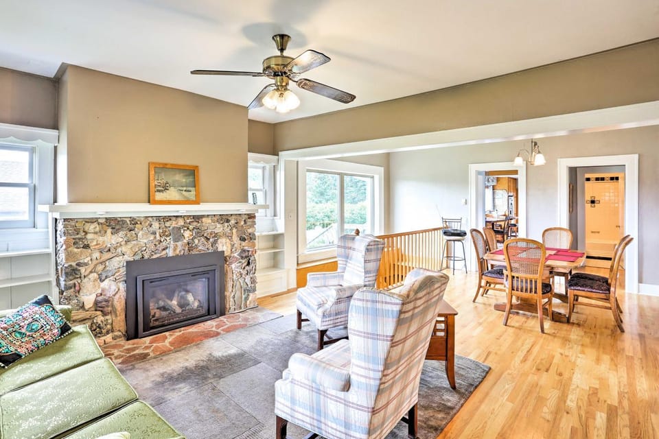 Walk to Downtown: Custer Retreat w/ Fire Pit! House in Custer