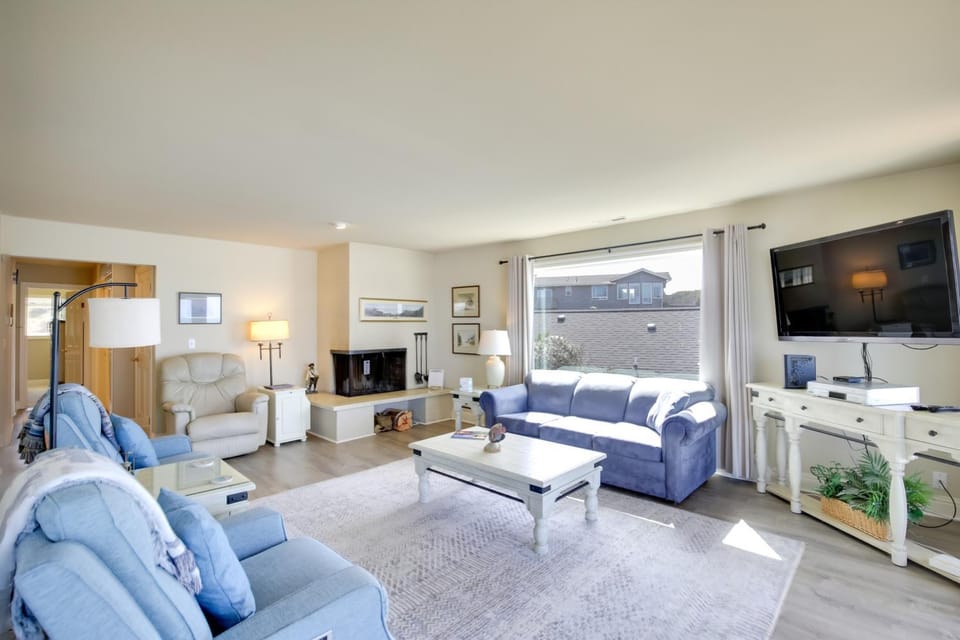 Oceanfront Oregon Retreat - Pool, Sauna and Patio! Apartment in Lincoln Beach