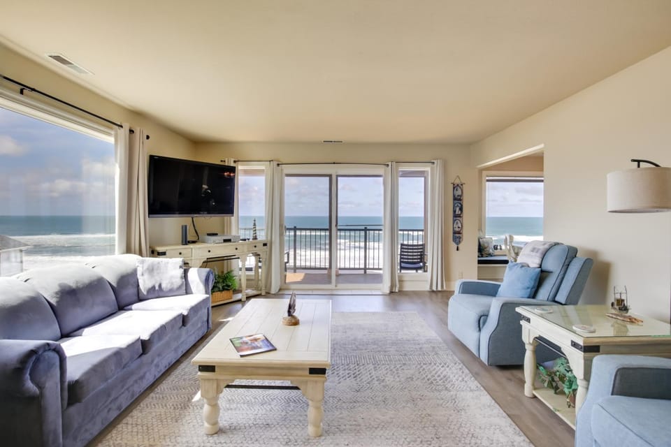 Oceanfront Oregon Retreat - Pool, Sauna and Patio! Apartment in Lincoln Beach