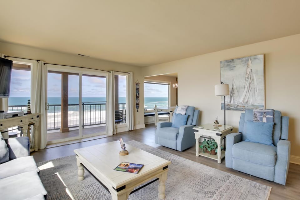 Oceanfront Oregon Retreat - Pool, Sauna and Patio! Apartment in Lincoln Beach