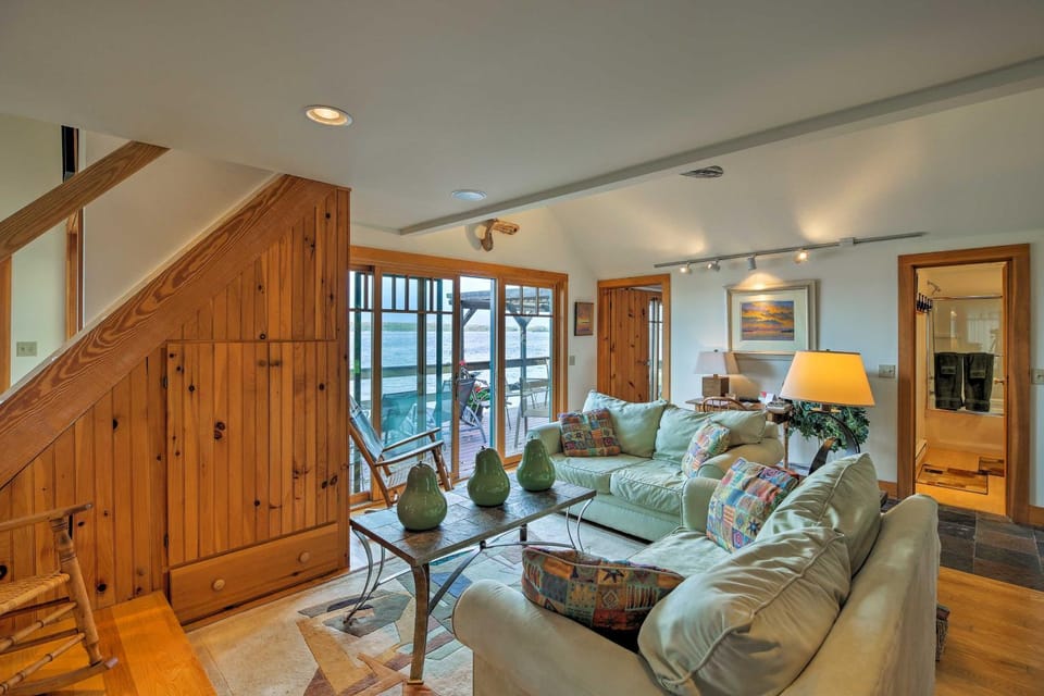 Lake Champlain Cottage w/ Private Deck & Fire Pit! House in Isle La Motte