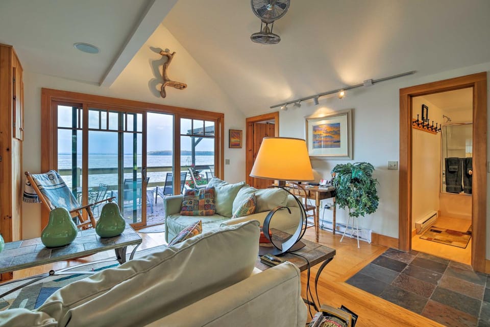 Lake Champlain Cottage w/ Private Deck & Fire Pit! House in Isle La Motte