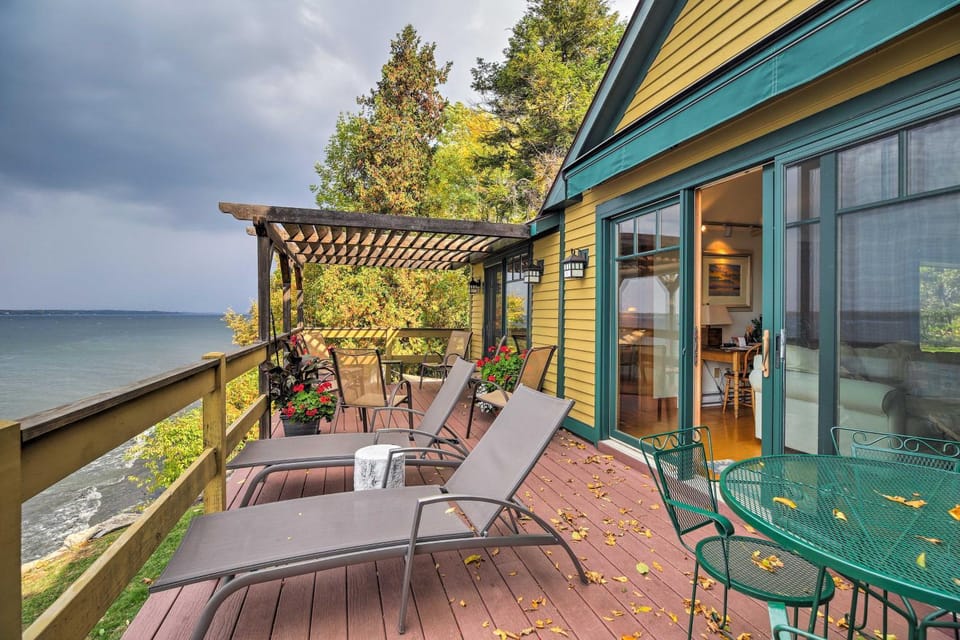 Lake Champlain Cottage w/ Private Deck & Fire Pit! House in Isle La Motte