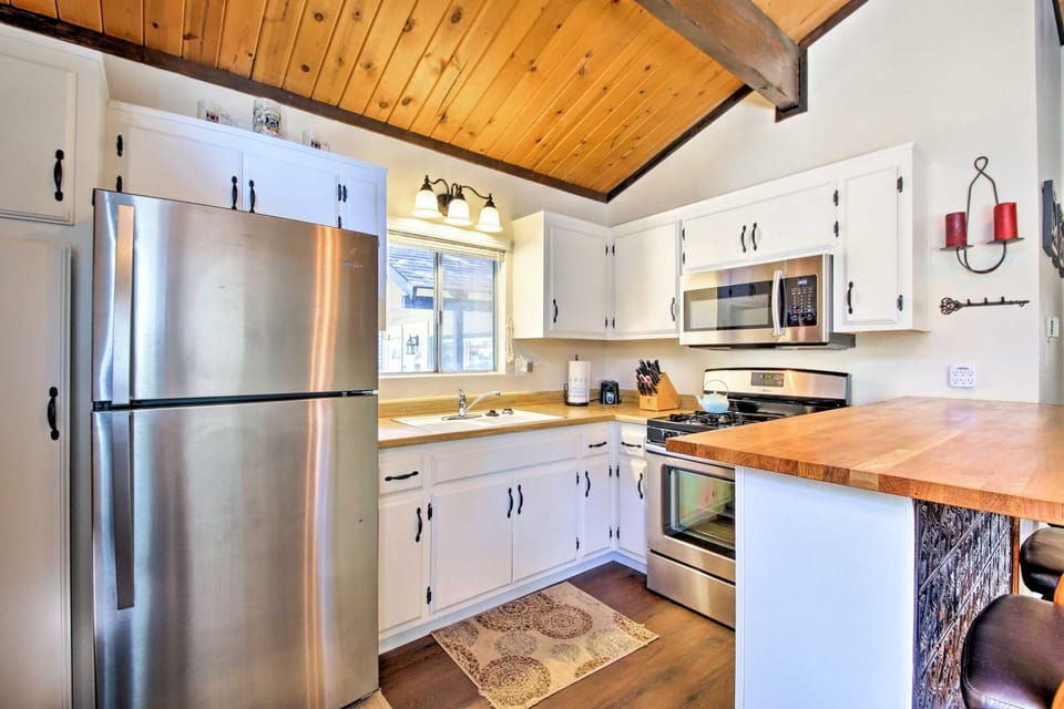 Cozy Cabin w/ Deck & Fireplace in Big Bear! Cabin in Big Bear