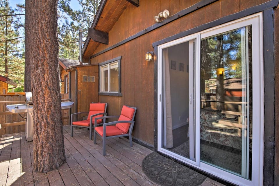 Cozy Cabin w/ Deck & Fireplace in Big Bear! Cabin in Big Bear