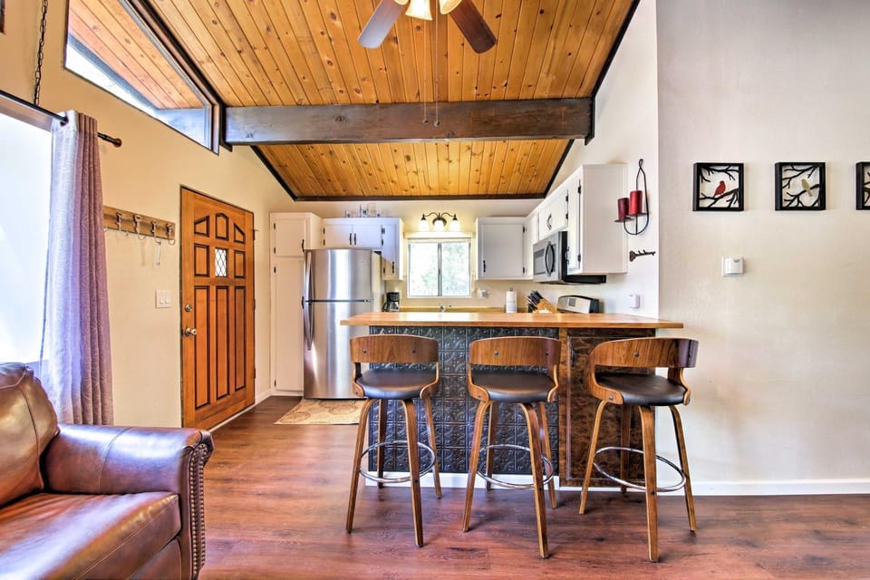 Cozy Cabin w/ Deck & Fireplace in Big Bear! Cabin in Big Bear
