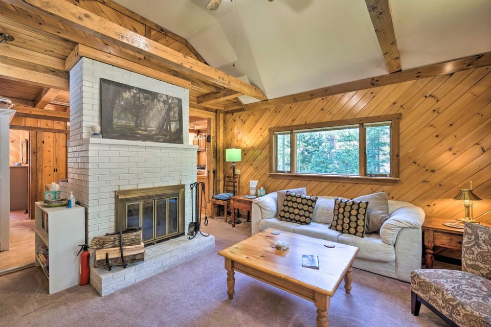 1 Mi to Downtown BBH: Coastal Cabin w/ Deck & Yard Cabin in Maine