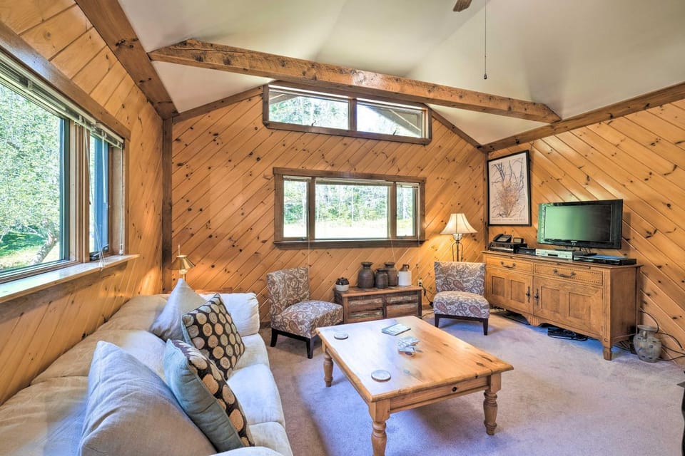 1 Mi to Downtown BBH: Coastal Cabin w/ Deck & Yard Cabin in Maine