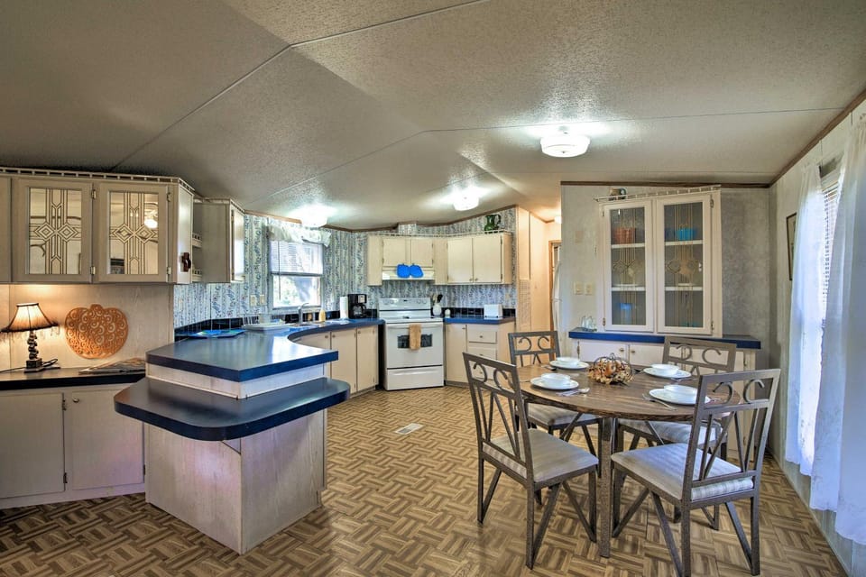 Quiet Utopia Cabin with Deck and Mountain Views! Cabin in Rio Grande