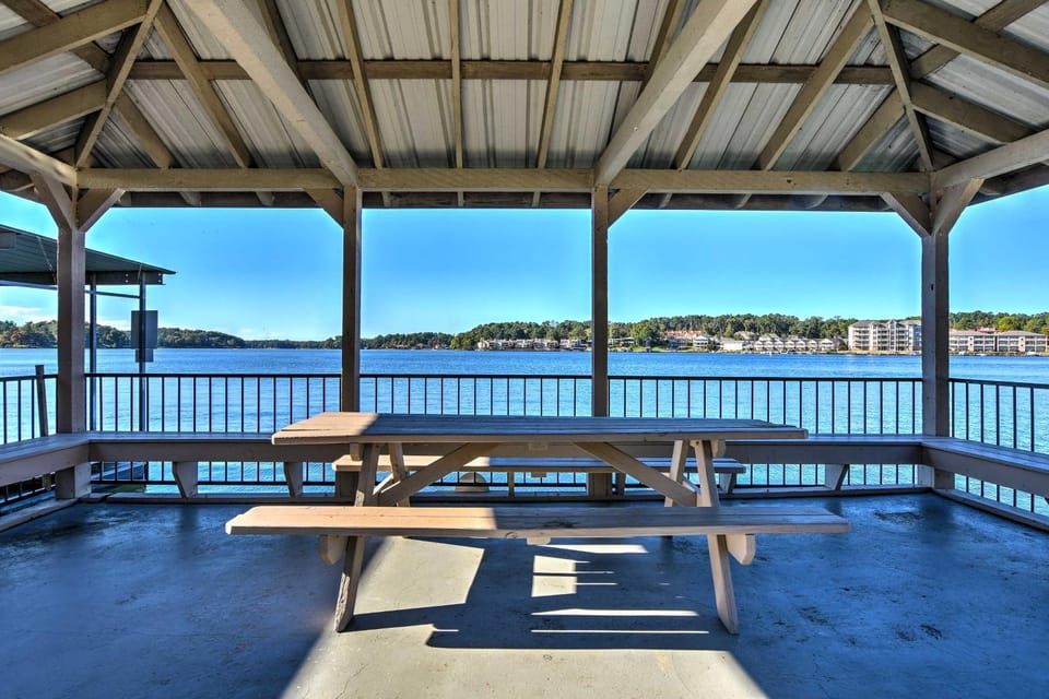 Hot Springs Condo on Lake Hamilton w/ Balcony! House in Lake Hamilton