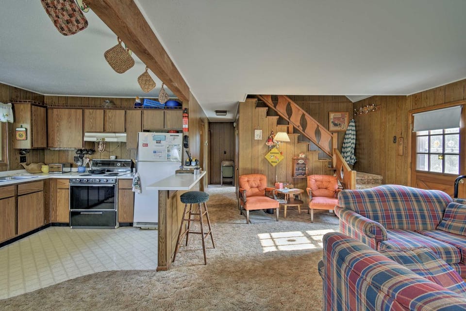 Walk to Green Lake & Beach: Cozy Cabin w/ Deck Cabin in Wisconsin