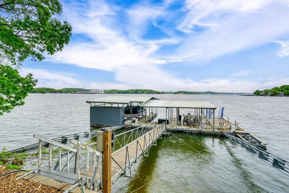 Water Sports On-Site! Lake of the Ozarks Townhome House in Village Four Seasons