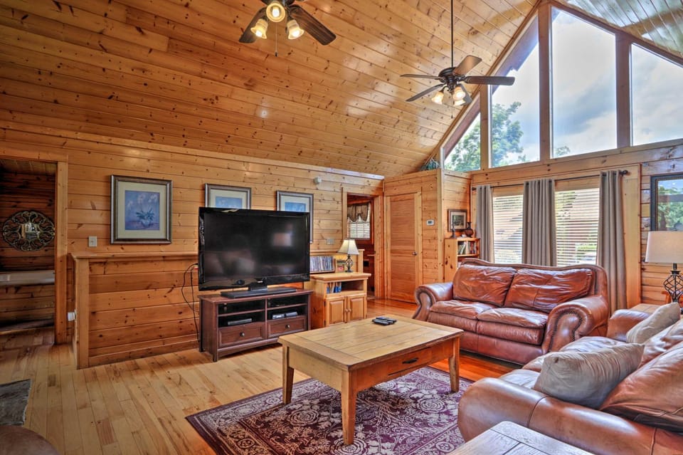 1 Mi to Dollywood: Quiet Cabin w/ Hot Tub! Cabin in Sevier County