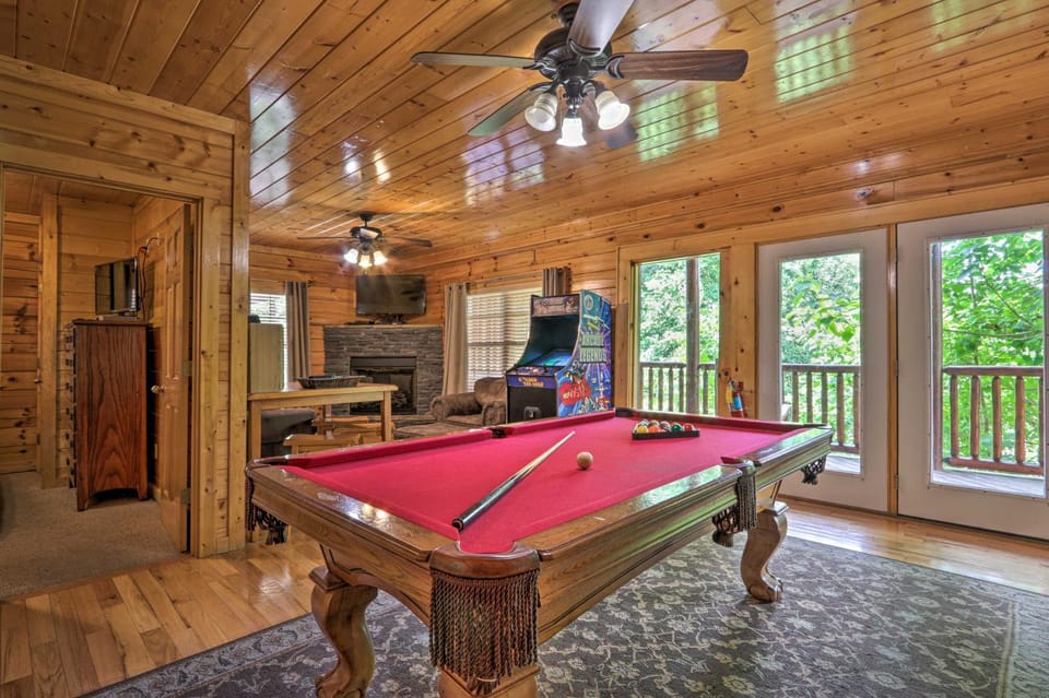 1 Mi to Dollywood: Quiet Cabin w/ Hot Tub! Cabin in Sevier County