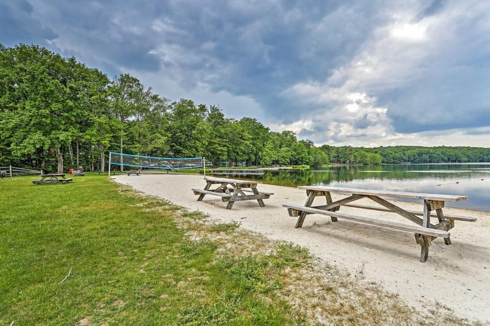 Pocono Mountain Home w/ 3 Community Lakes! House in Pocono Mountains